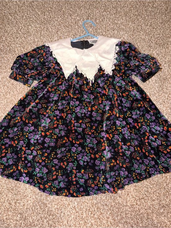 Sneak Preview Other - Vintage Girls Floral Velvet Dress with White Lace Collar - Purple & Black